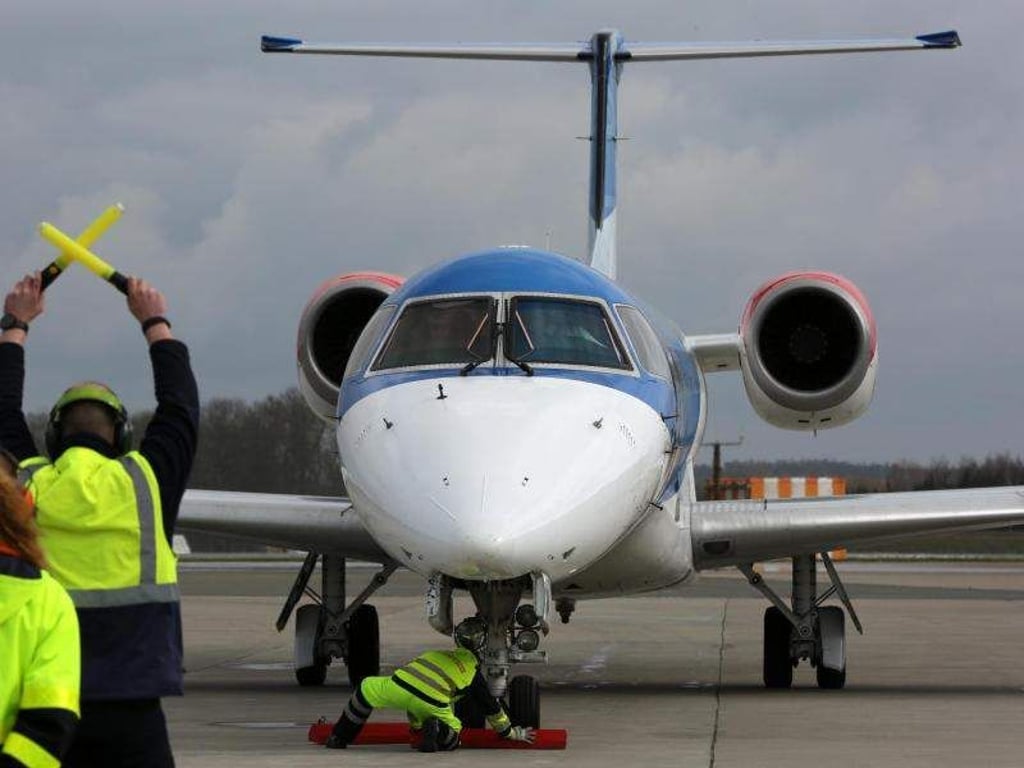 Betroffen sind auch deutsche Flughäfen: Flybmi flog Frankfurt, Hamburg, Düsseldorf, München, Nürnberg, Saarbrücken und Rostock-Laage an. Foto: Bernd Wüstneck