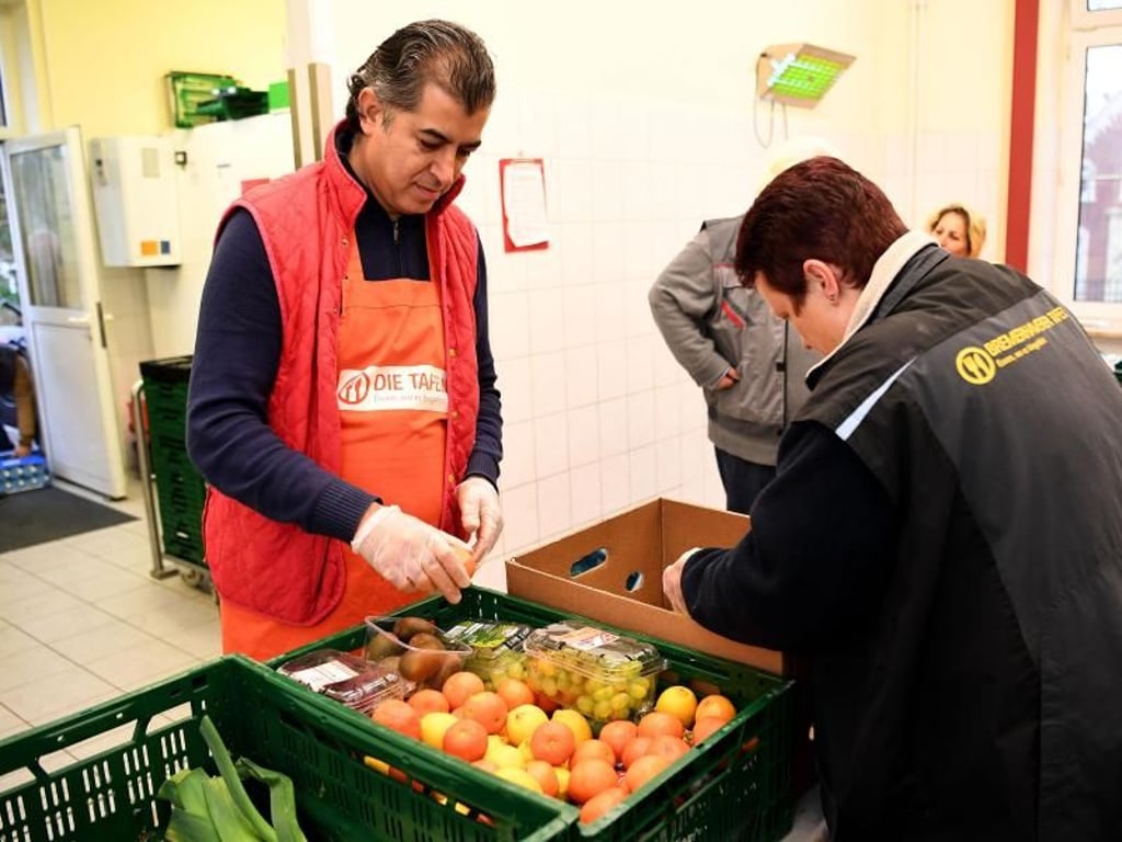 Mitarbeiter der Bremerhavener Tafel bereiten Obst und Gemüse vor. In keiner Stadt bundesweit leben so viele überschuldete Menschen wie in Bremerhaven. Foto: Carmen Jaspersen