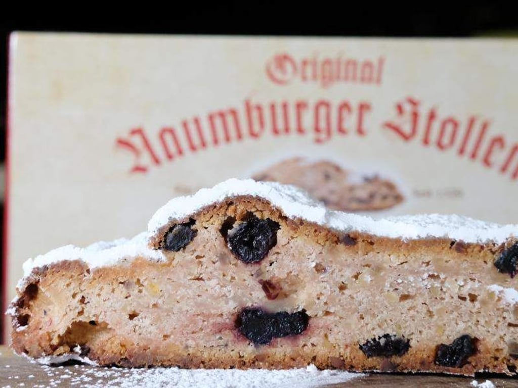 Ein aufgeschnittener Naumburger Stollen in der Backstube der Bäckerei Block. Foto: Sebastian Willnow