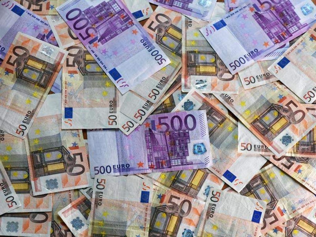 Viele Euro-Banknoten liegen ausgebreitet auf einem Tisch. Foto: Jens Kalaene/Archiv