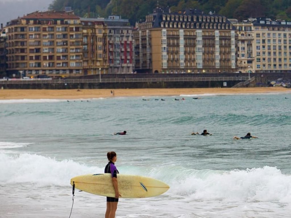 Hat auch bei trübem Wetter etwas: die Küste von San Sebastián. Wobei den Surfern die Sonne sowieso egal ist, hauptsache die Welle ist gut. Foto: San Sebastian Tourism & Convention Bureau