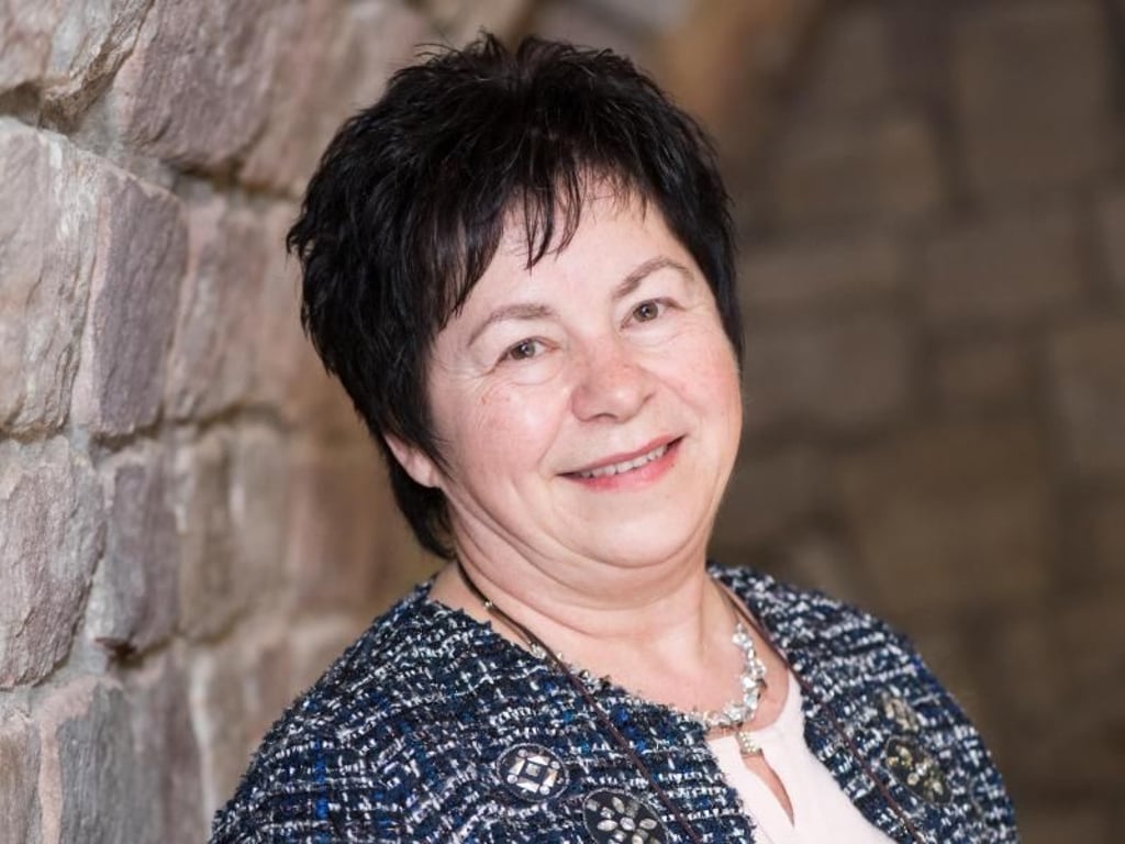 Ellen Stengel von der Wein- und Sektmanufaktur Stengel im württembergischen Weinsberg-Gellmersbach kocht auch mit Sekt. Foto: Franziska Gabbert