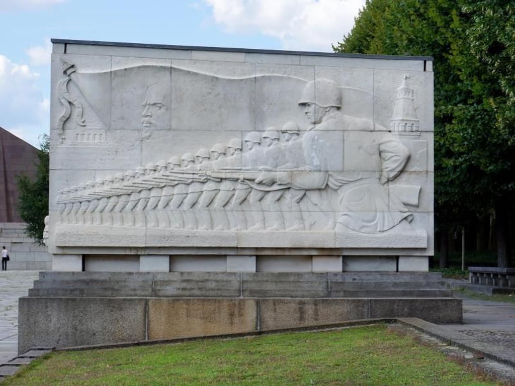 Das sowjetische Ehrenmal erinnert an die Befreiung Berlins von den Nazis mithilfe der Roten Armee. Foto: Alexandra Stahl/dpa-tmn