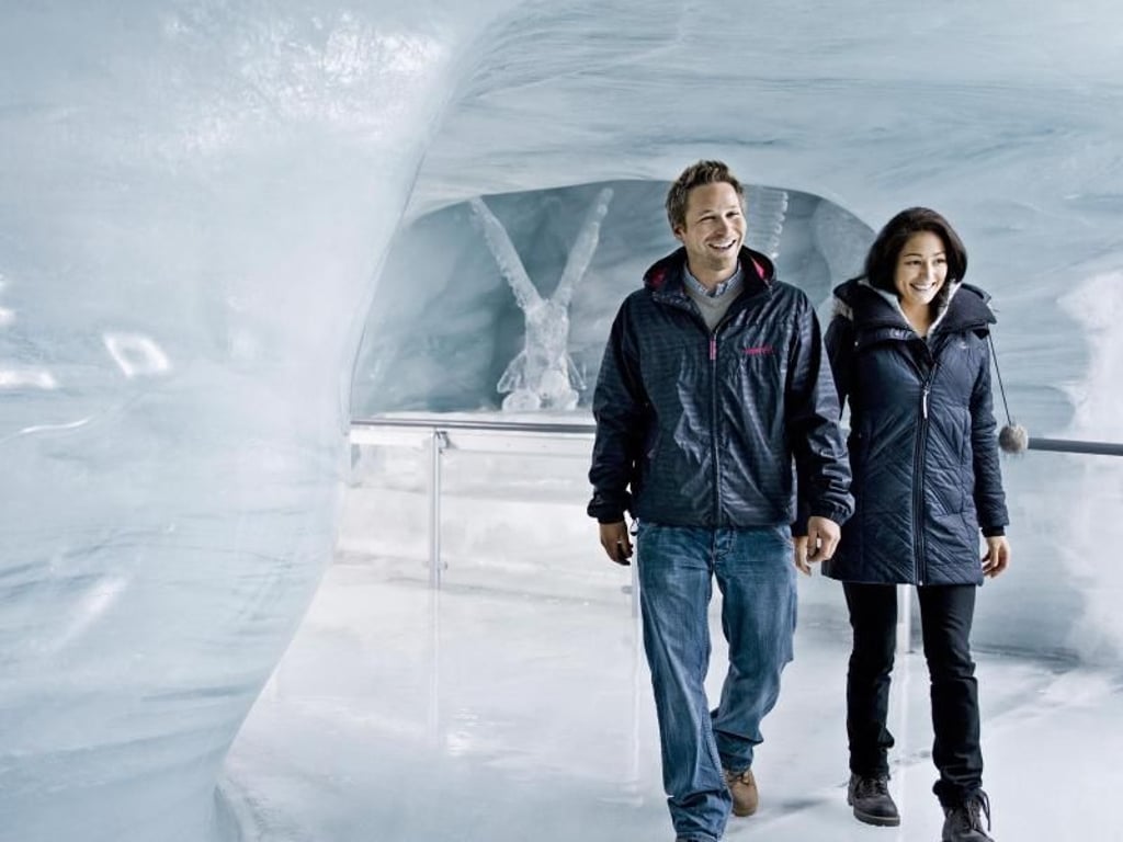 Eine Welt aus Eis: Auf dem Jungfraujoch können Besucher durch einen Eispalast spazieren. Foto: Jungfraubahnen Management AG