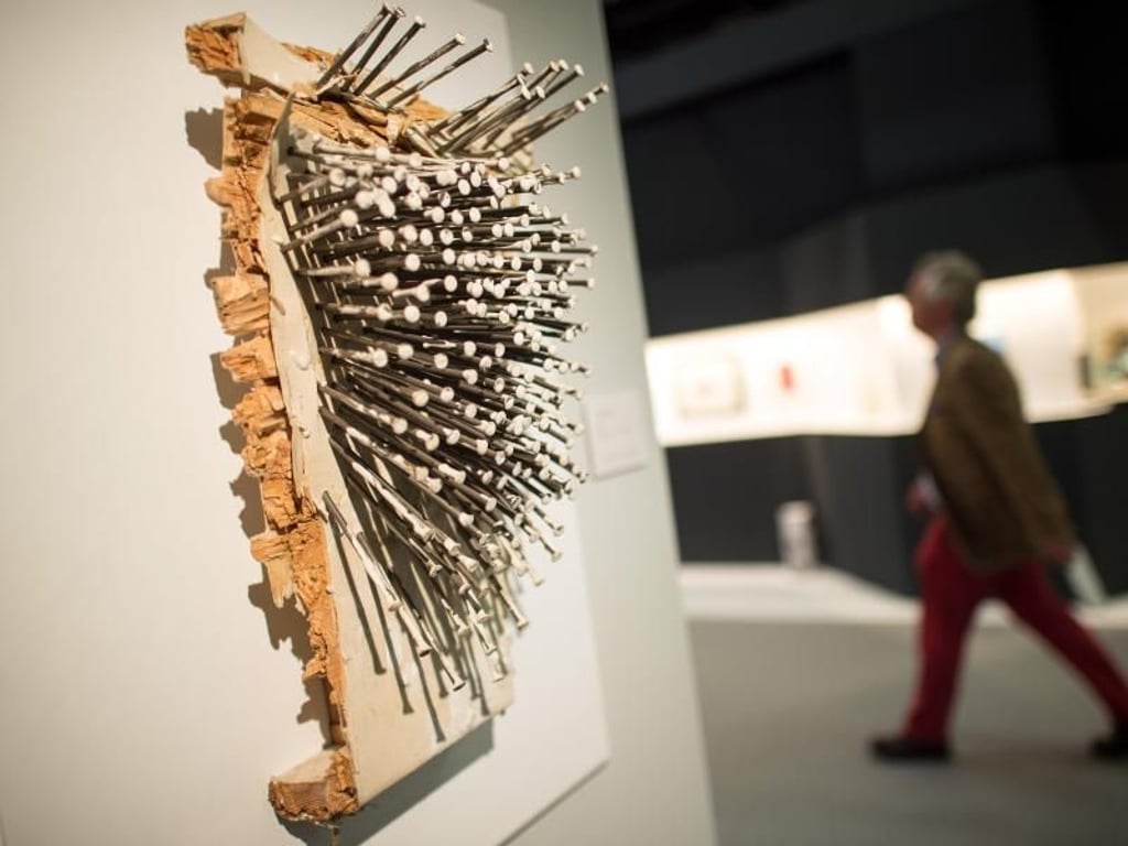 Ein Besucher geht am Kunstwerk «Splitter» aus dem Jahr 1999 von Günter Uecker vorbei. Foto: Federico Gambarini