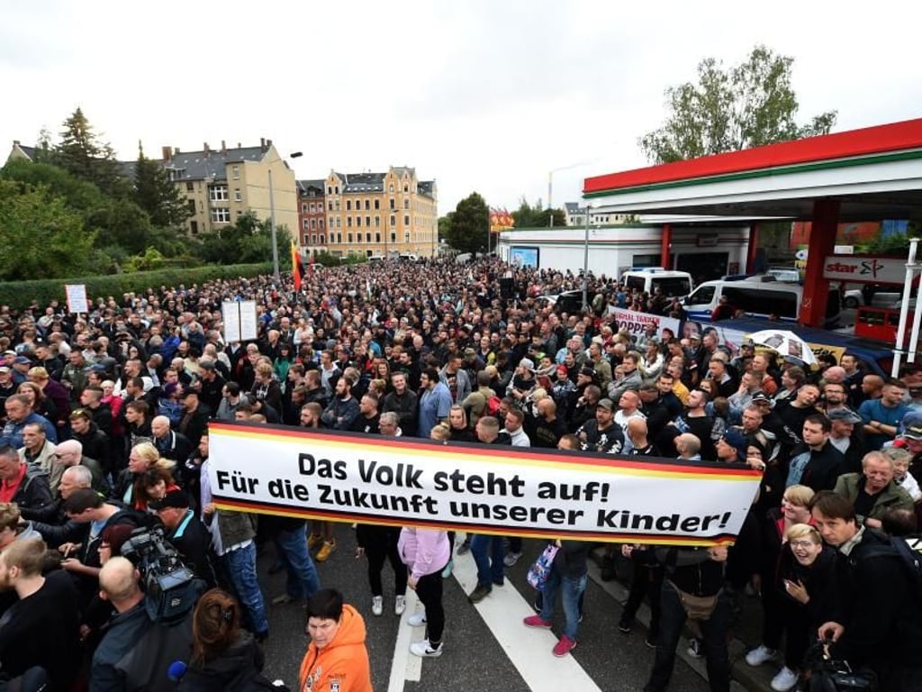 Demonstranten nehmen an der Kundgebung teil, zu der die Bewegung Pro Chemnitz aufgerufen hat. Foto: dpa