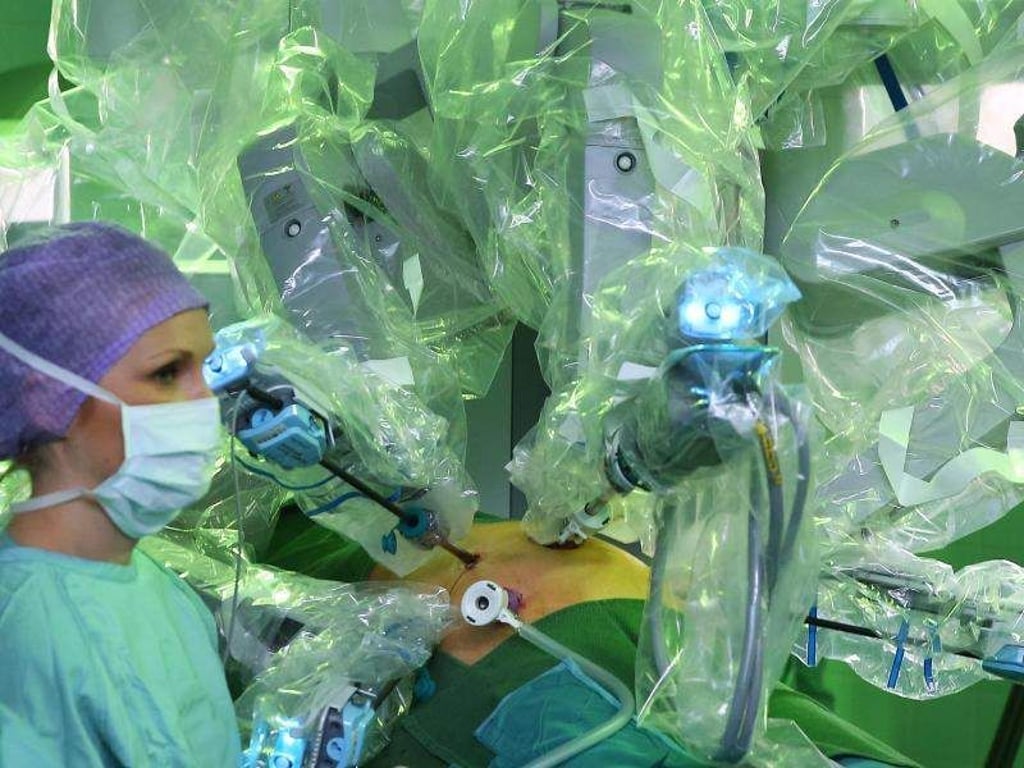 Eine Ärztin sitzt am roboterassistierten Operationssystem "DaVinci Si". Foto: Ronny Hartmann