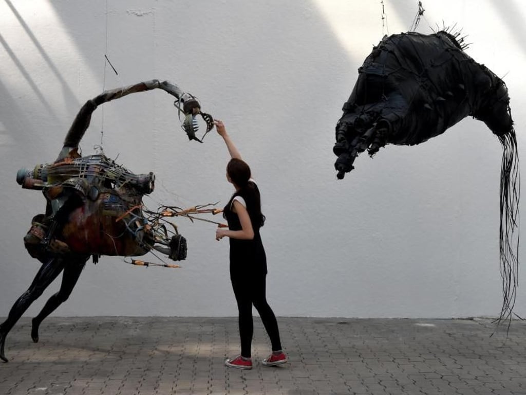 «Schwarzes Pferd» und «Golem» des israelischen Künstlers Avinoam Sternheim, der häufig mit Industrieschrott arbeitet. Foto: Carsten Rehder