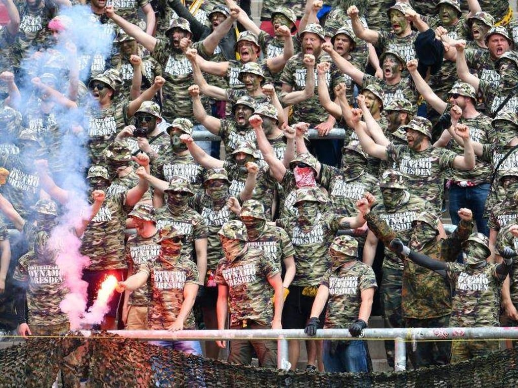 Geschmacklos: Fans von Dynamo Dresden beim Auswärtsspiel 2017 in Karlsruhe. Foto: Uwe Anspach/dpa