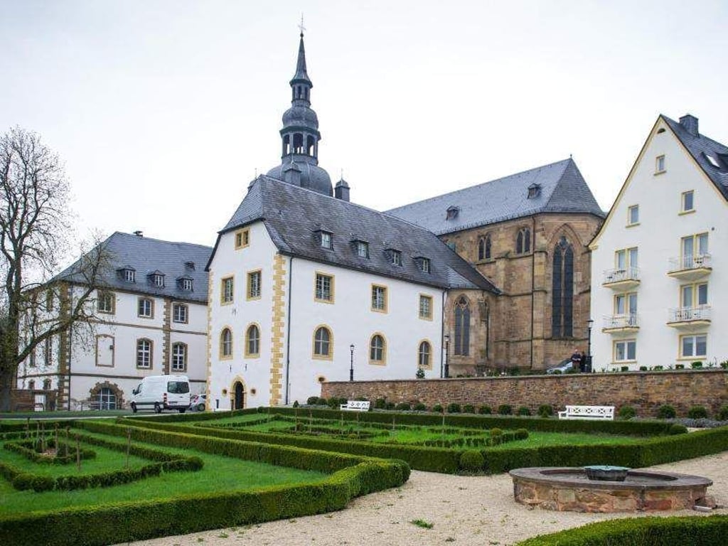 Der Künstler Gerhard Richter hat drei große Kirchenfenster für das Benediktinerkloster im saarländischen Tholey entworfen. Foto: Oliver Dietze