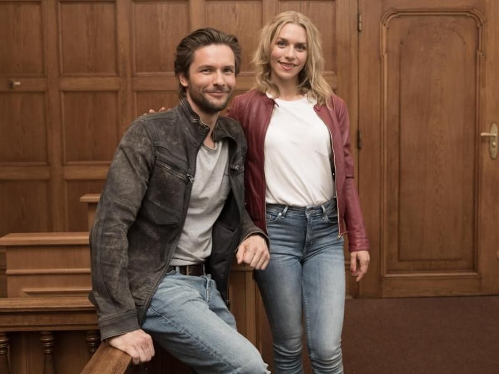 Bert Tischendorf und Julia Dietze bei Dreharbeiten zur RTL-Serie «Beck is back!». Foto: Jörg Carstensen