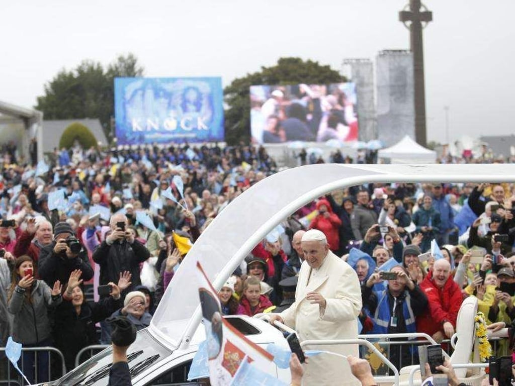 Papst Franziskus kommt in Knock an. Er hält sich zu einem zweitägigen Besuch in Irland auf. Foto: Peter Morrison/AP