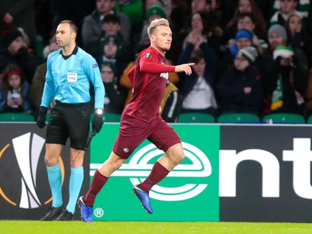 Salzburgs Fredrik Gulbrandsen bejubelt sein Tor zum 2:0 bei Celtic Glasgow. Foto: Graham Stuart/PA Wire