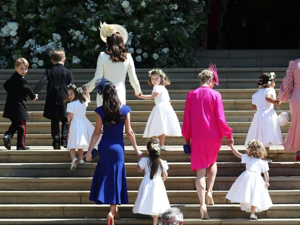Herzogin Kate (oben, 3.v.l) kommt mit den Blumenkindern, unter anderen Prinz Georg (oben, l) und Prinzessin Charlotte (3.v.l) zur Hochzeit. Foto: Jane Barlow/PA Wire