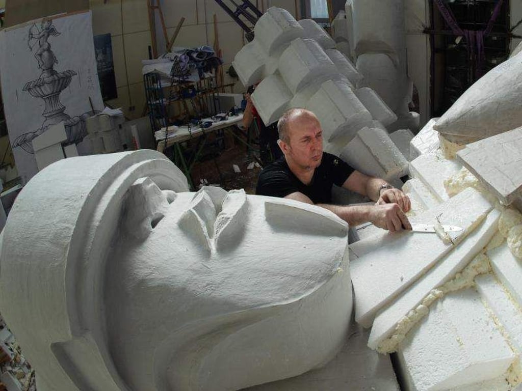 Der Theaterplastiker Jens Jähnig vom Theater Magdeburg arbeitet mit einem Messer an der Figur "Justitia". Foto: Klaus-Dietmar Gabbert/Archiv