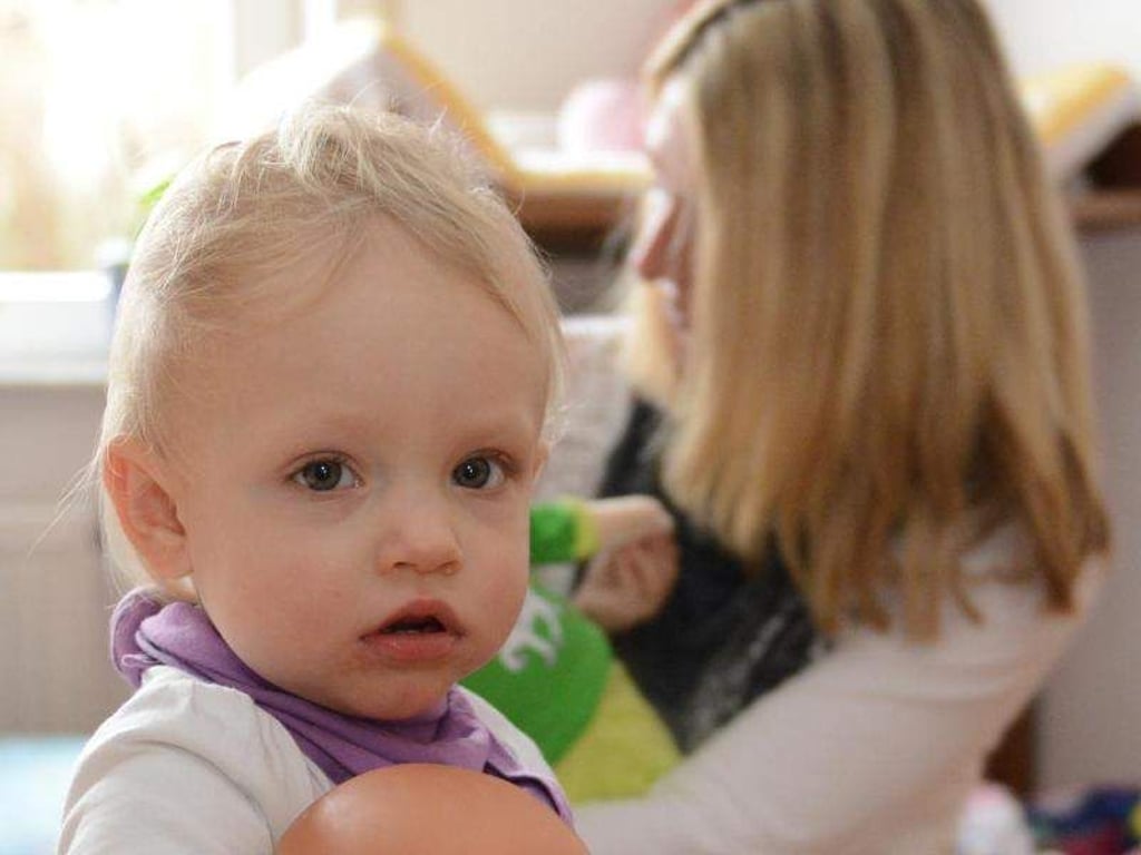 Ist der Babysitter minderjährig, muss die Einverständniserklärung des Erziehungsberechtigten eingeholt werden. Foto: Franziska Kraufmann/dpa