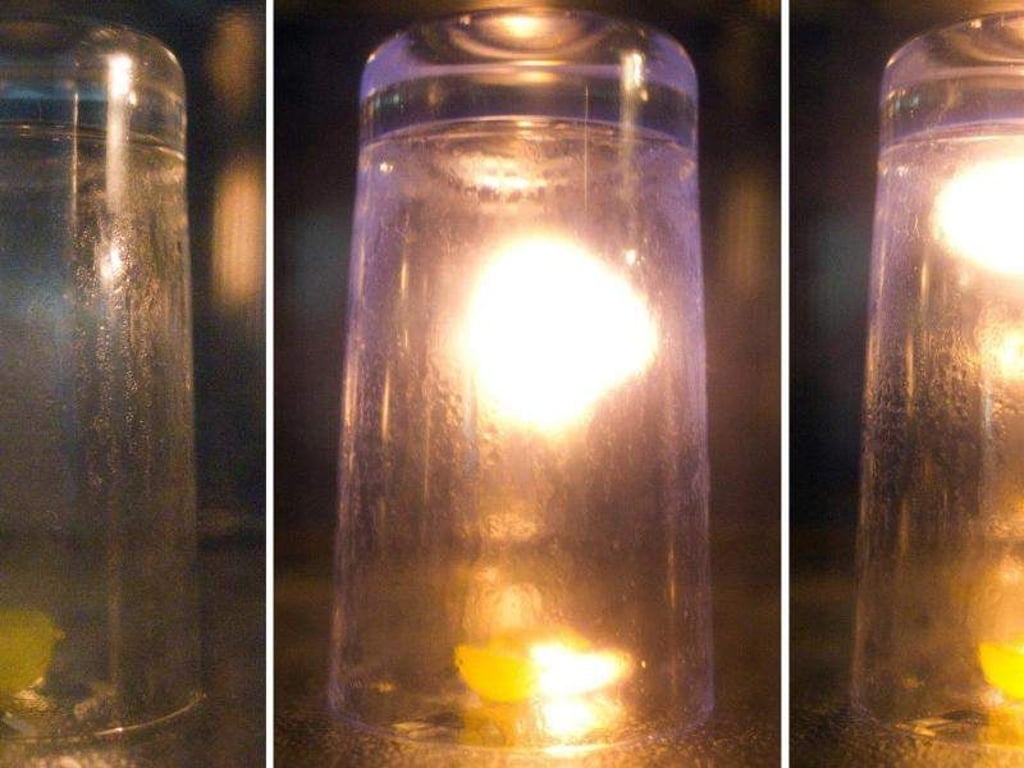 Die Bildkombo zeigt, wie Plasma mittels einer Weintraube in der Mikrowelle hergestellt wird. Foto: Fernando Gutierrez-Juarez