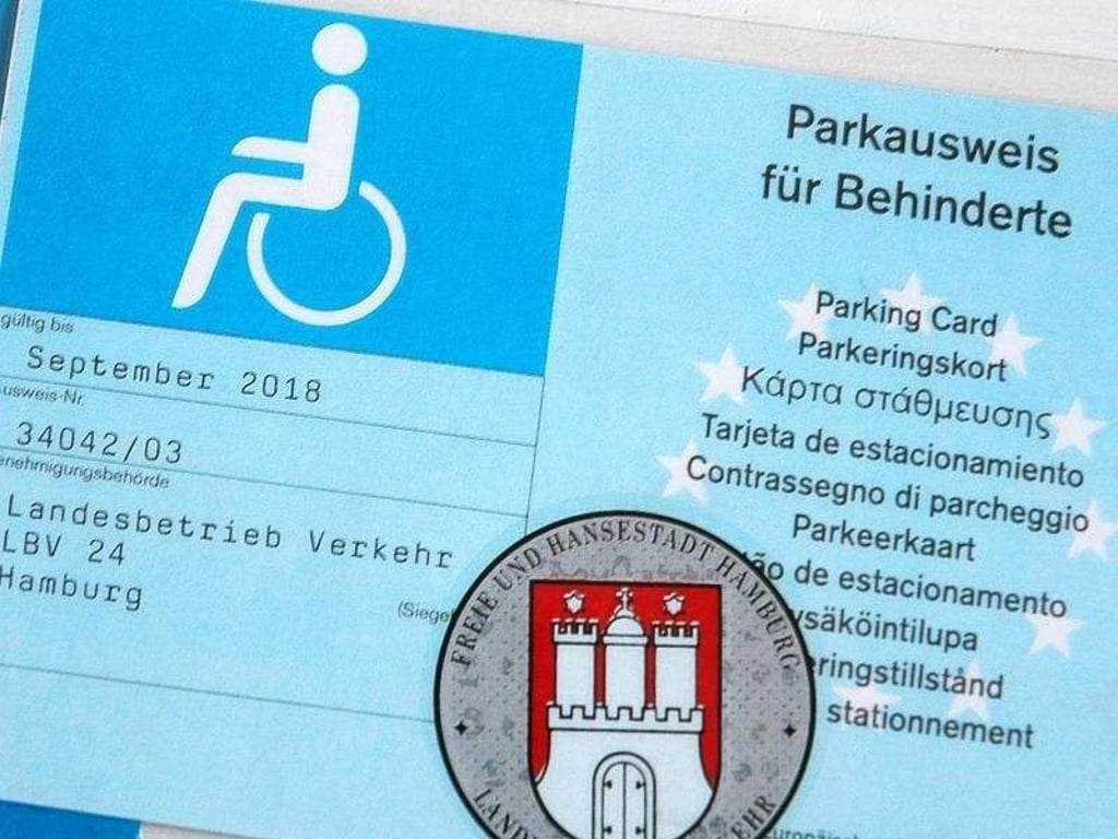 Nur wer «außergewöhnlich gehbehindert» ist, hat Anspruch auf einen Behinderten-Parkausweis. Foto: Silke Heyer