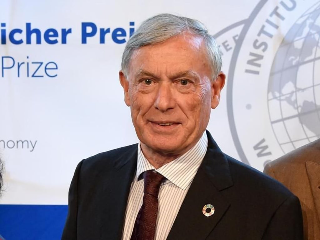 Horst Köhler, Bundespräsident a.D., zeigt die Medaille, die das Institut für Weltwirtschaft jährlich zur Kieler Woche verleiht. Foto: Carsten Rehder