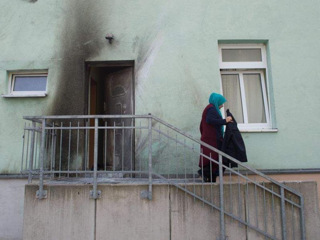Frau vor der Fatih Camii Moschee in Dresden. Auf die Moschee wurde ein Sprengstoffanschlag verübt. Foto: Sebastian Kahnert/Archiv