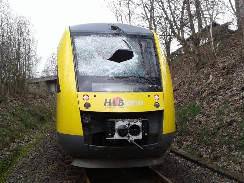 Die zerstörte Frontscheibe des Zuges nach der Gullydeckel-Attacke zwischen Erndtebrück und Bad Berleburg. Foto: Hessische Landesbahn
