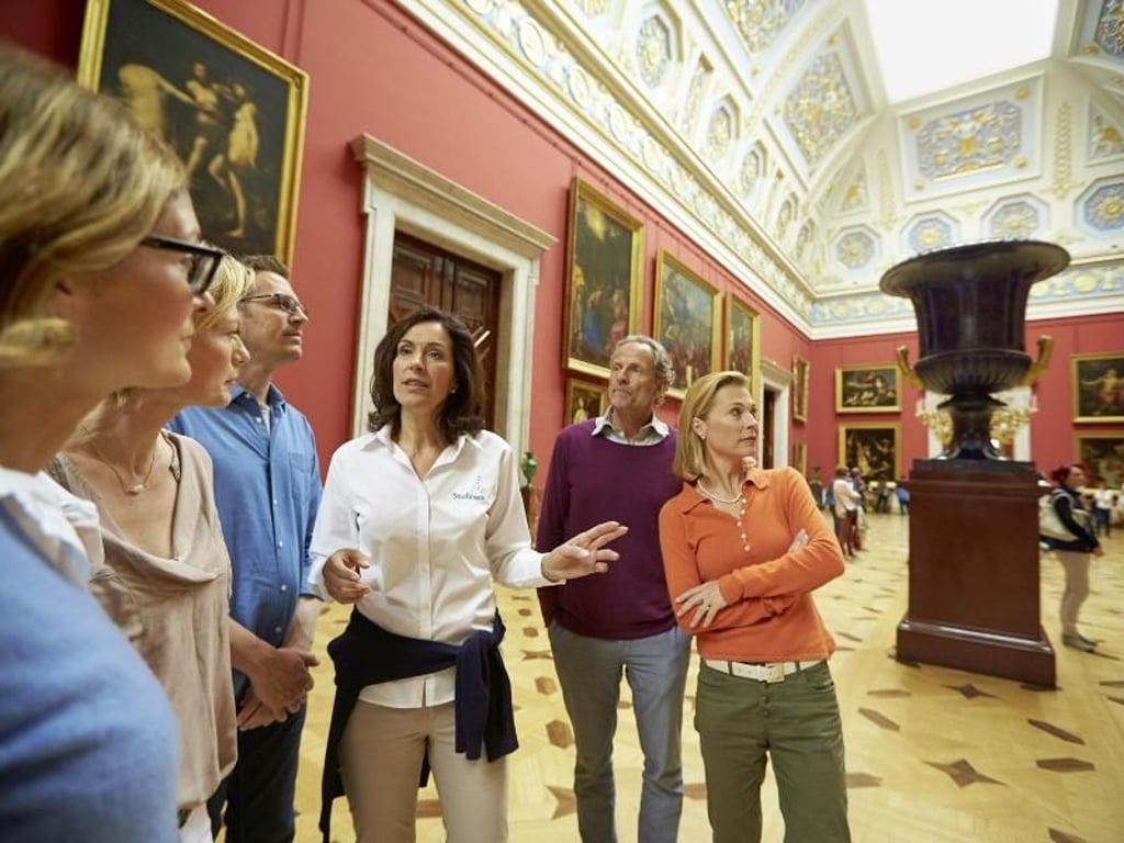 Museumsbesuche wie hier bei Studiosus gehören zu einer klassischen Kulturreise dazu - viele Reisende kombinieren das Programm aktuell mit aktiven Teilen. Foto: Jan Greune/Studiosus