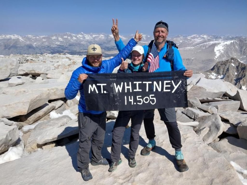 Der Gipfel: Eugen (rechts) sowie Alex und Melanie haben den Mount Whitney (4421 Meter) erreicht. Der Berg liegt in der Sierra Nevada. Foto: Ute Wessels