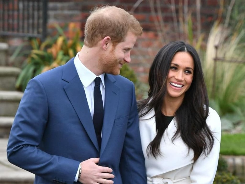 Prinz Harry nestelt etwas nervös an seinem Jackett herum. Foto: Dominic Lipinski