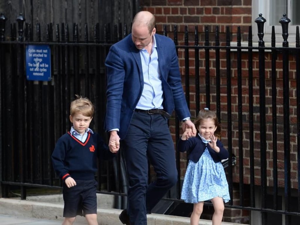 George und Charlotte sind mit Papa William auf dem Weg zu ihrer Mutter und dem neuen Geschwisterchen. Foto: Kirsty O'connor/PA Wire