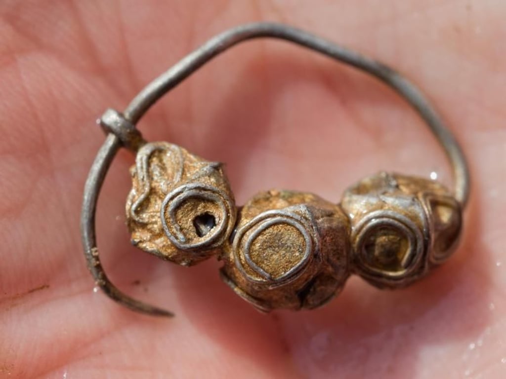 Ein Ohrring aus Silberblechkapseln mit Fadengranulation. Foto: Stefan Sauer