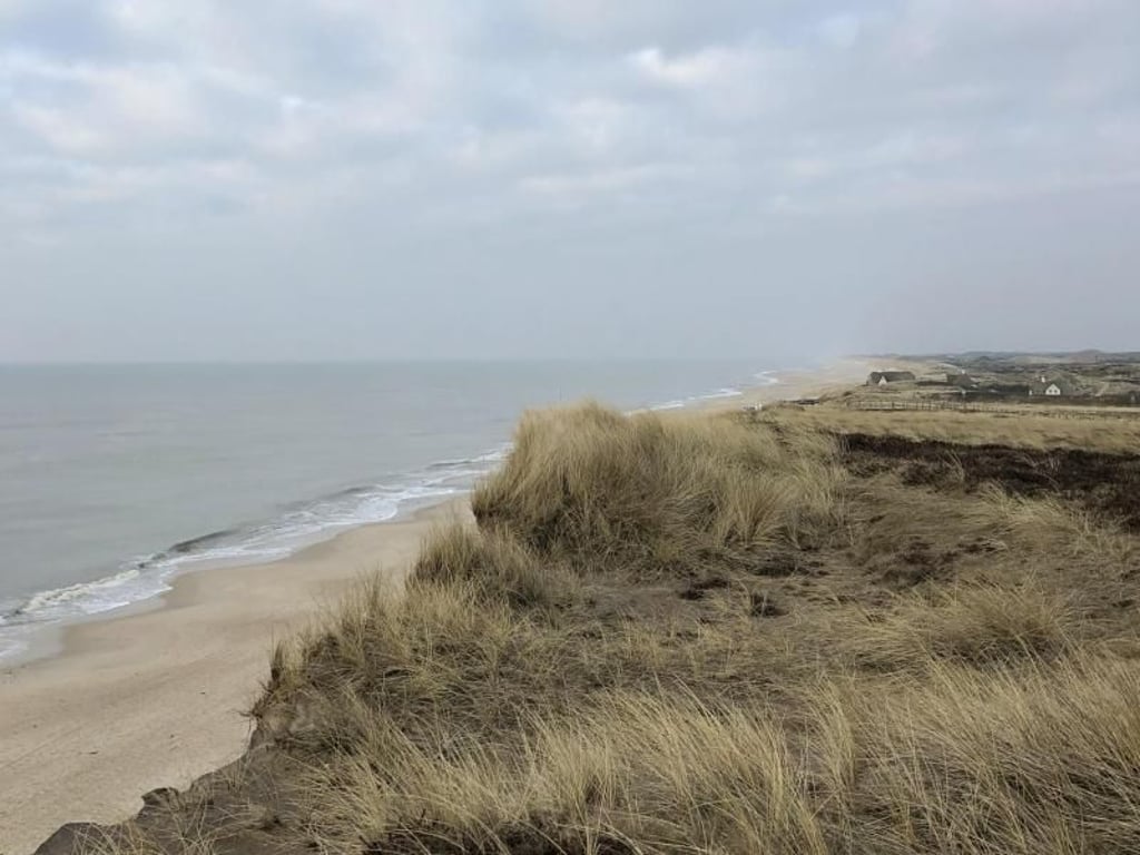 Blick auf den leeren Kampener Strand: Sylt im Winter lockt Menschen, die dem Trubel entkommen wollen. Foto: Teresa Nauber/dpa-tmn