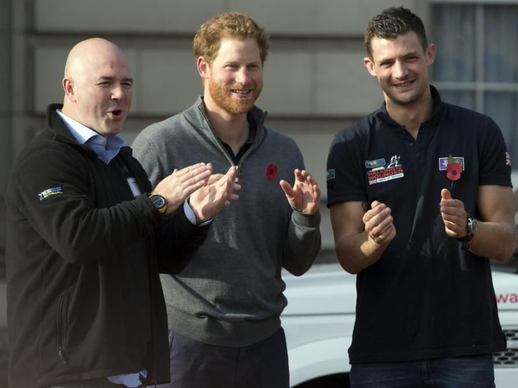 Prinz harry (m.) empfing die Teilnehmer von 'Walking with the Wounded' in London. Foto: Hannah McKay