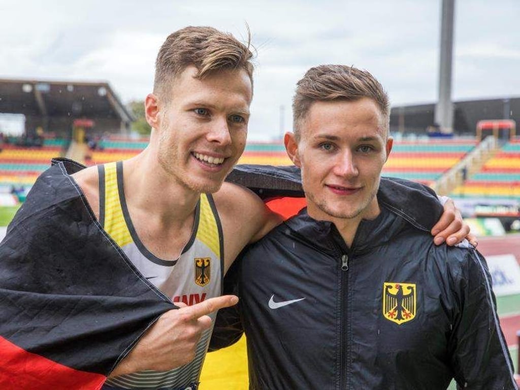 Markus Rehm (l) und Felix Streng feiern ihre Gold- und Silbermedaille. Foto: Jens Büttner/dpa-Zentralbild