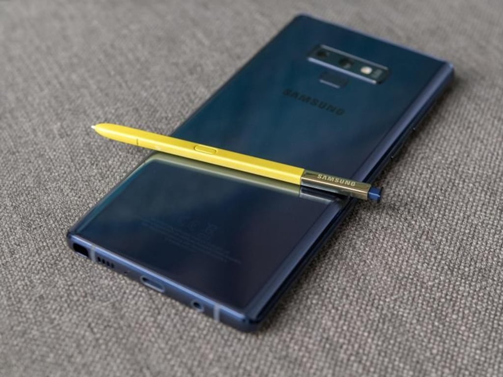 Bunt geht auch. Wer das Samsung Galaxy Note 9 in blauer Lackierung kauft, erhält einen gelben Stift dazu. Foto: Andrea Warnecke/dpa-tmn