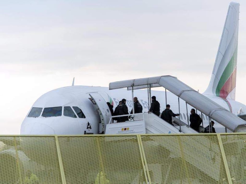 Abgelehnte Asylbewerber steigen am Baden-Airport in Rheinmünster während einer Sammelabschiebung in ein Flugzeug. Foto: Daniel Maurer/Archiv