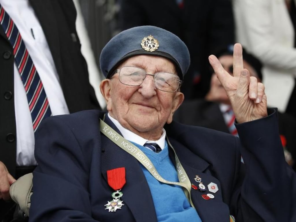 Ein Veteran zeigt das Victory-Zeichen. Foto: Alex Brandon/AP