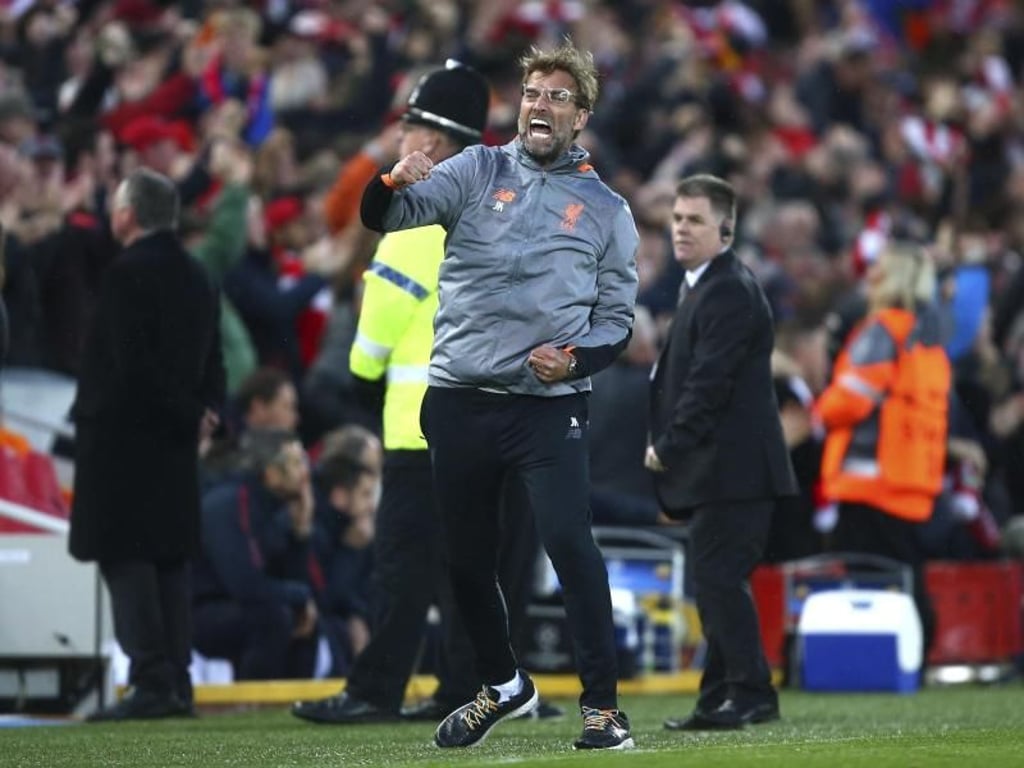Liverpools Trainer Jürgen Klopp (M) feiert den Treffer von Salah euphorisch. Foto: Dave Thompson/AP