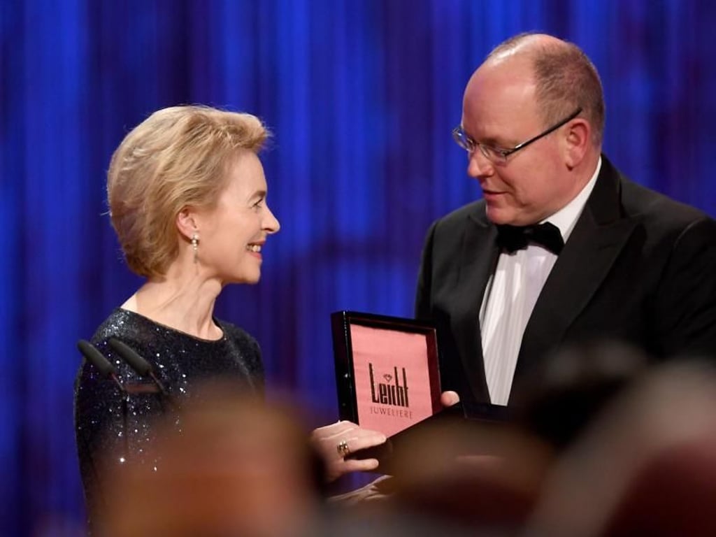 Ursula von der Leyen zeichnet Fürst Albert von Monaco aus. Foto: Britta Pedersen