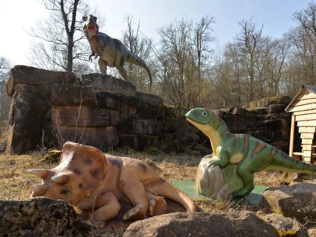 Die Dinosaurier-Modelle Triceratops-Baby (l), ein Spieldino für Kinder (r) und ein Tyranusaurus Rex-Baby. Foto: Harald Tittel