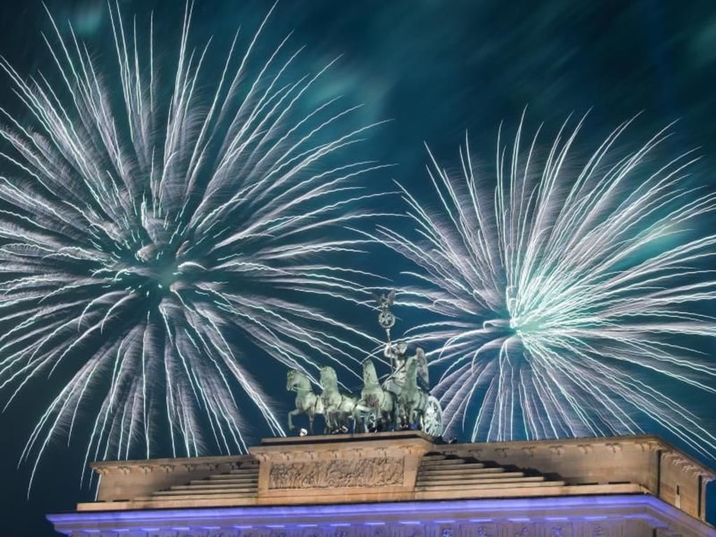 Feuerwerk, Quadriga und das Brandenburger Tor: Silvester in Berlin. Foto: Ralf Hirschberger