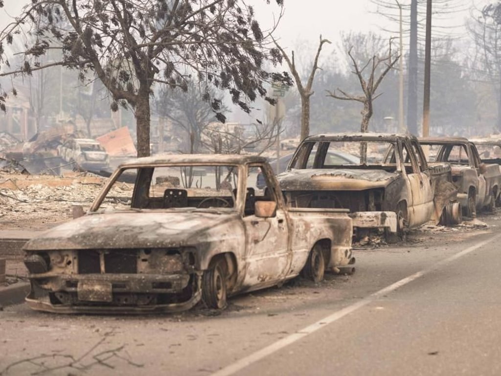 Vollständig ausgebrannte Fahrzeuge in der Ortschaft Santa Rosa. Foto: Kate Karwan Burgess