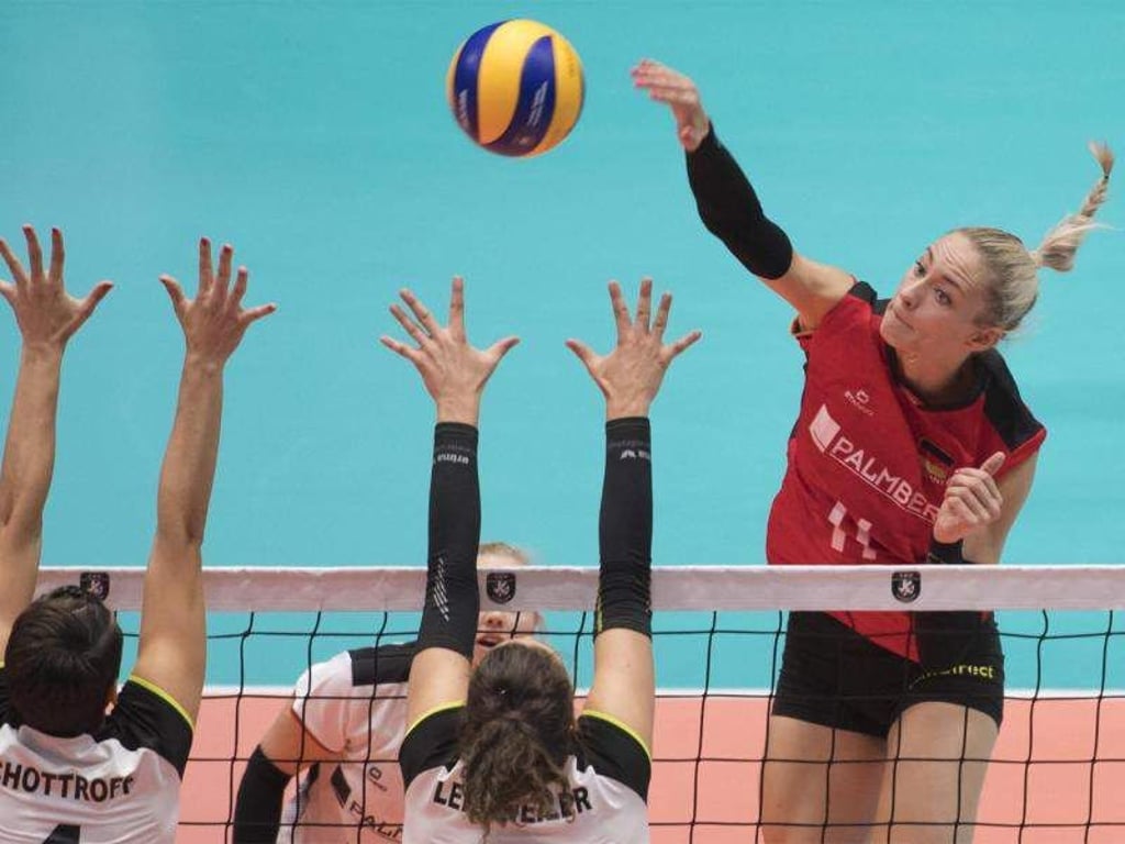 Im EM-Viertelfinale gegen Polen kommt es auch wieder besonders auf Louisa Lippmann (r) an. Foto: Martin Baumann/TASR