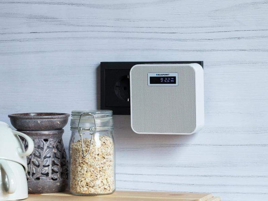 Rein in die Steckdose und Musik an: Das Blaupunkt PRB 100 empfängt UKW-Radio, kann via Bluetooth Musik abspielen und lässt sich dank verbauten Akkus auch unterwegs nutzen. Foto: Blaupunkt