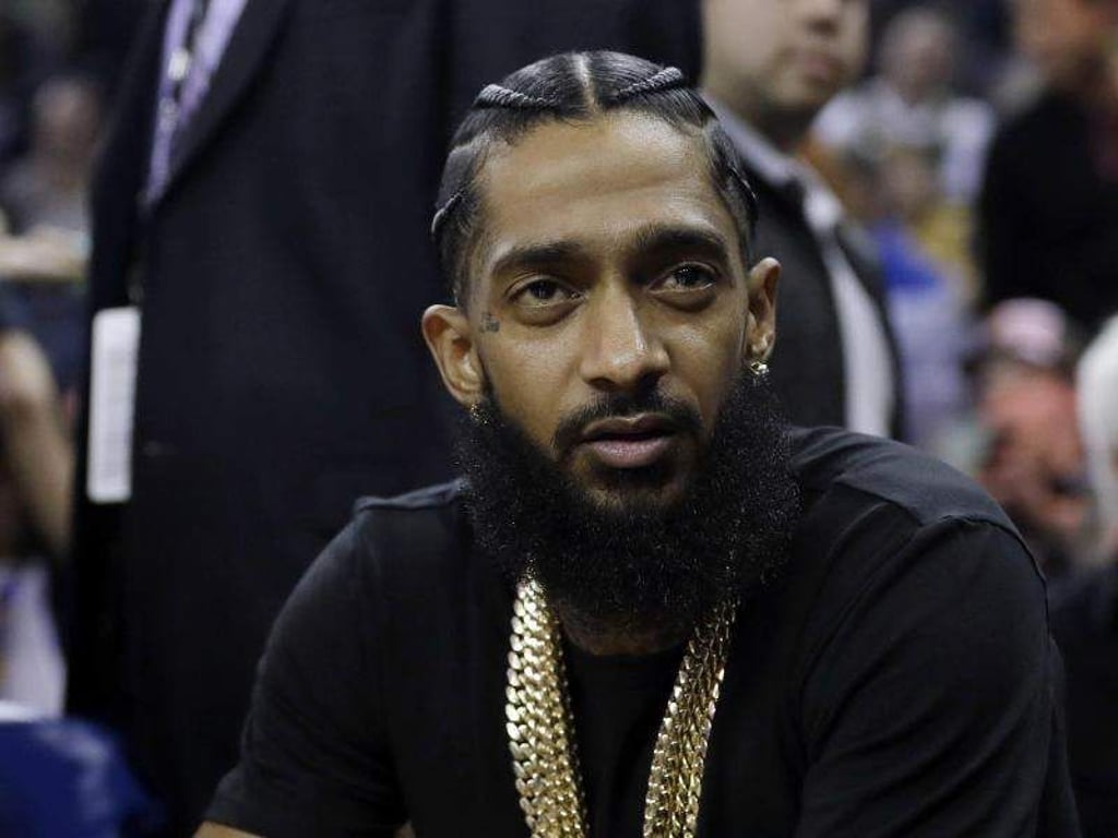 Der US-Rapper Nipsey Hussle auf der Trbüne eines NBA-Basketballspiels (2018). Foto: Marcio Jose Sanchez/AP