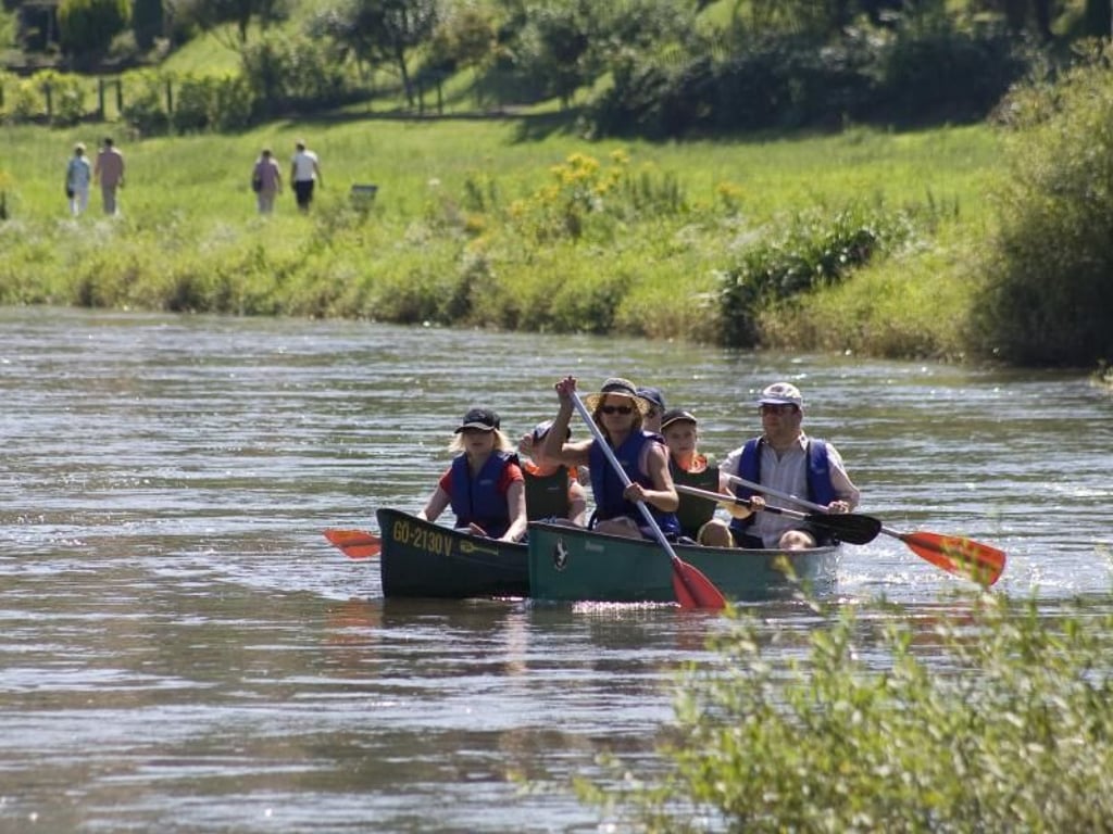 Ideales Paddelrevier: Die Weser bietet sich für Kanutouren an. Foto: Hameln Marketing und Tourismus GmbH/dpa-tmn