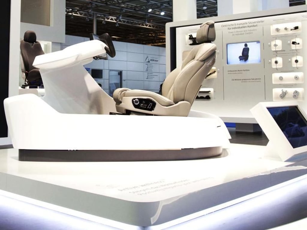 Individualbehandlung: Das System von Faurecia erkennt die Herzfrequenz und den Atemrhythmus des Fahrers und passt das Wohlfühlprogramm daran an. Foto: Faurecia
