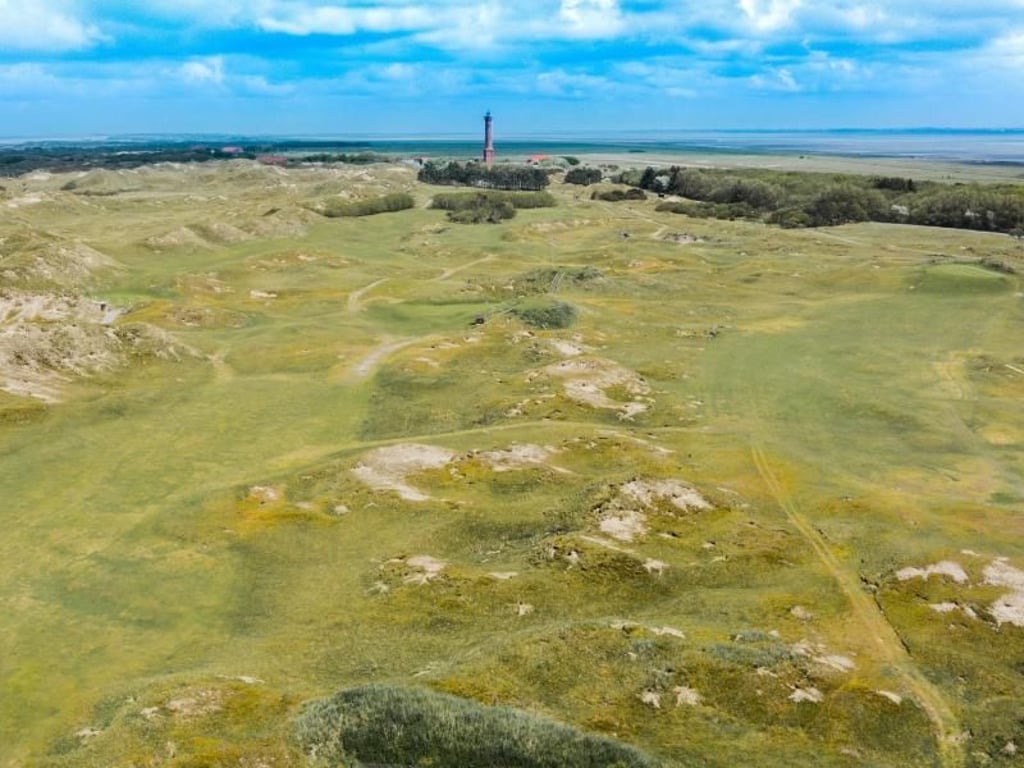 Richtmarke auf Norderney: Die meisten Wege auf der Insel führen am Leuchtturm vorbei. Foto: Michael Mehle/Staatsbad Norderney GmbH/dpa-tmn