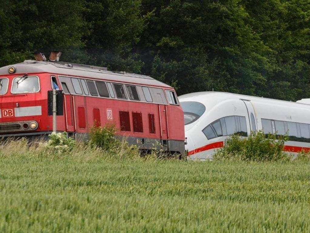 Abschleppdienst: Ein ICE wird mit einer Diesellok nach Goslar am Nordharz geschleppt, da keine der nach Goslar führenden Bahnstrecken elektrifiziert ist. Foto: Philipp von Ditfurth