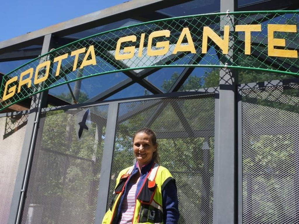Höhen-Biologin Federica Papi vor dem Eingang zur Grotta Gigante, der größten Schauhöhle der Welt. Foto: Alexandra Stahl