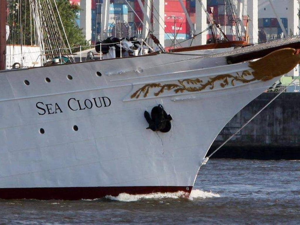 Die Viermastbark "Sea Cloud" aus dem Hamburger Hafen aus. Die Hamburger Reederei Sea Cloud Cruises will im kommenden Jahr einen dritten Windjammer in Fahrt bringen. Foto: Malte Christians